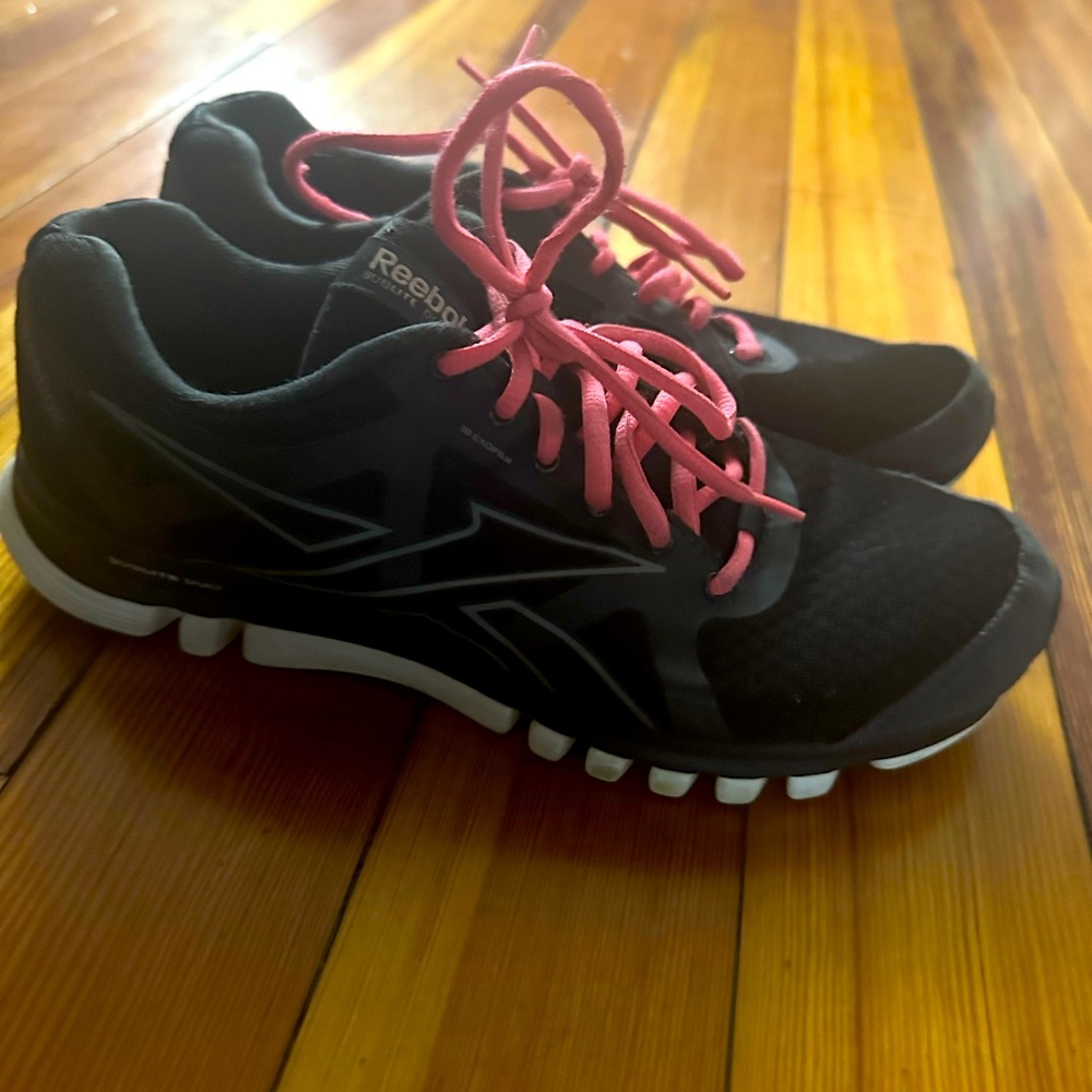 EUC Reebok Sublite Duo Black/HotPink Laces Size 8